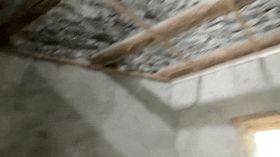 被拆除的“仿碉建筑”，可清晰看到内部是混凝土墙面。王永龙 供图