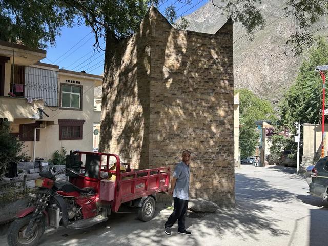 图为沙坝村路边的一座“仿碉建筑”，与被拆除的“仿碉建筑”在2010年同期修建。王鹏 摄