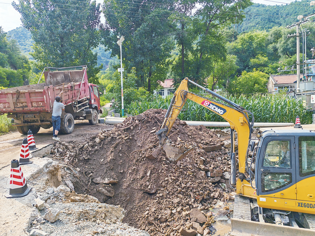 工作人员正在修复受损道路。 承德日报记者 刘向南 摄
