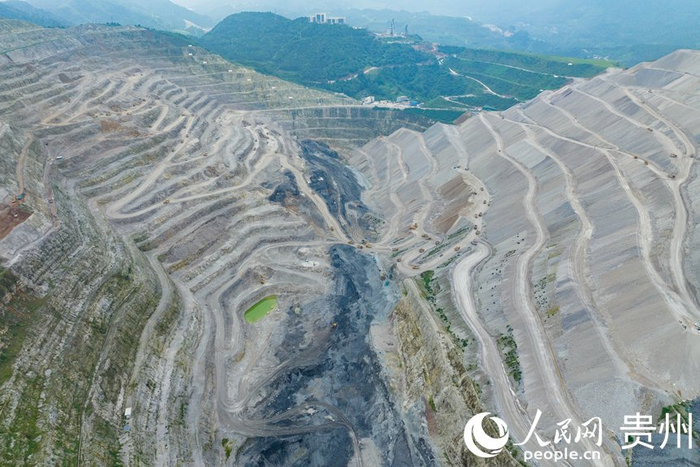 航拍穿岩洞矿。人民网 阳茜摄