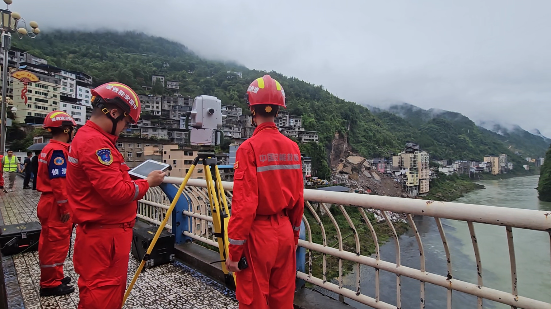 中国安能救援队专家组对崩塌山体进行地质勘测和安全评估。