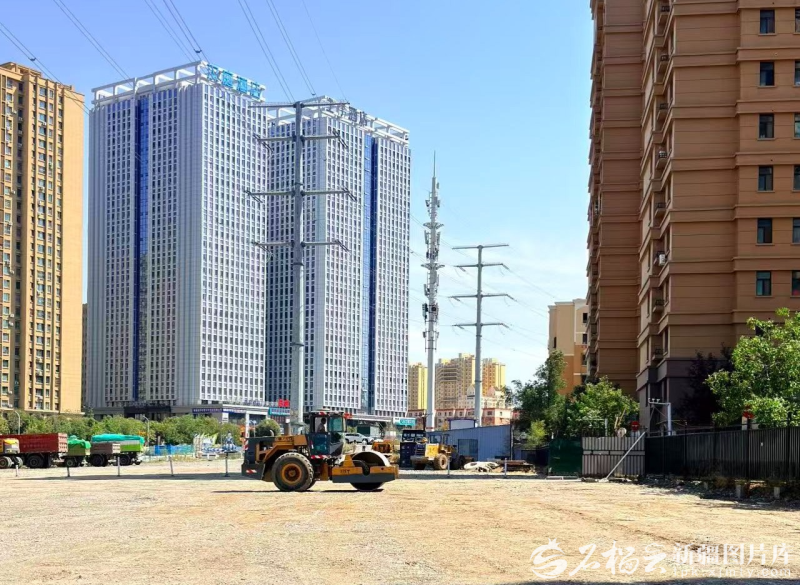 停车场建设现场，施工人员平整地面。郭荣摄